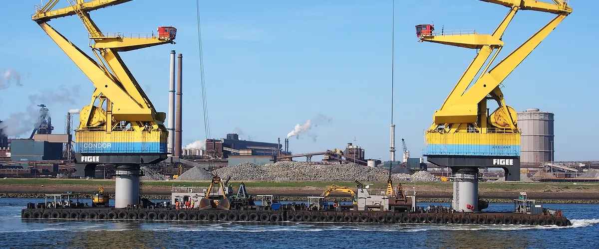 Twee gele kraanschepen in de haven van IJmuiden