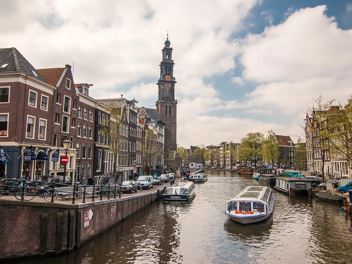 Een Amsterdamse gracht met de toren van de Westerkerk