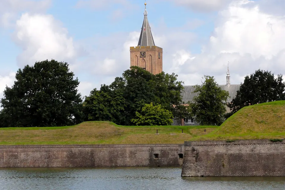 De vestingwallen van Naarden met de toren van de Grote Kerk