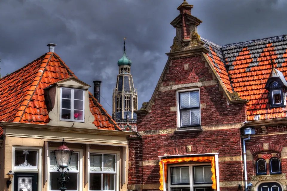 Oude gevels met rode dakpannen in Enkhuizen
