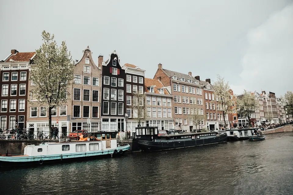 Grachtenpanden en woonboten langs een Amsterdamse gracht