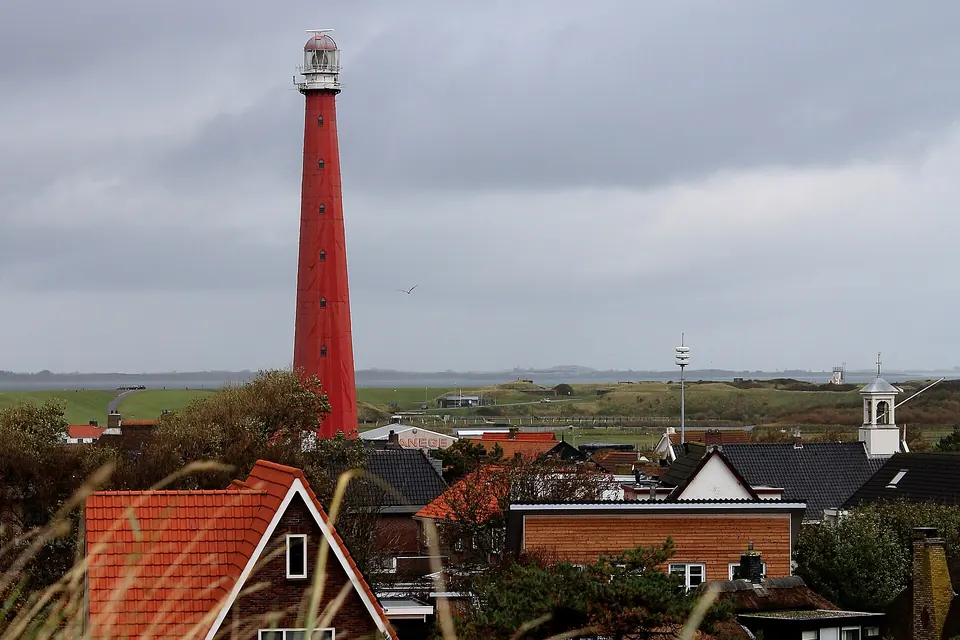 De rode vuurtoren Lange Jaap boven de daken van Huisduinen