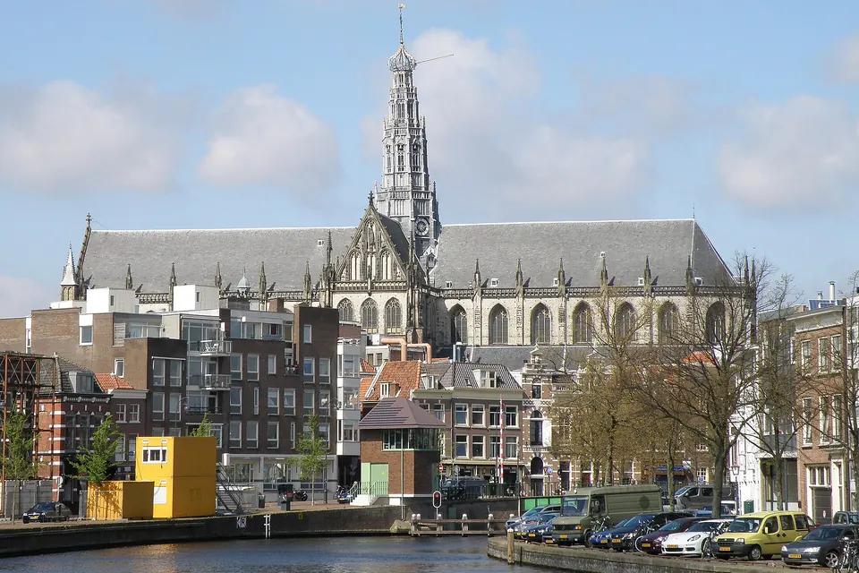 De Grote of Sint-Bavokerk boven de daken van Haarlem, gezien vanaf het Spaarne