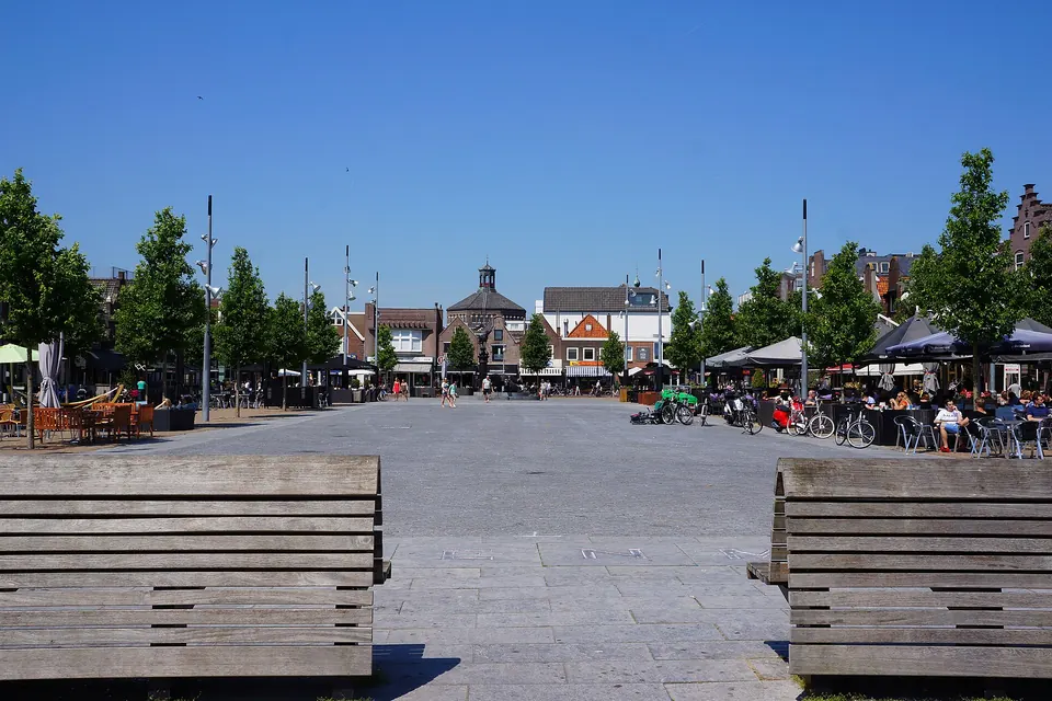 De Koemarkt in Purmerend op een zomerdag met terrassen