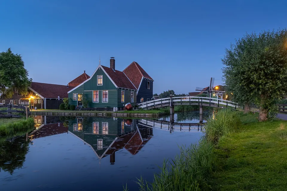 Een Zaans houten huis aan het water met een ophaalbrug